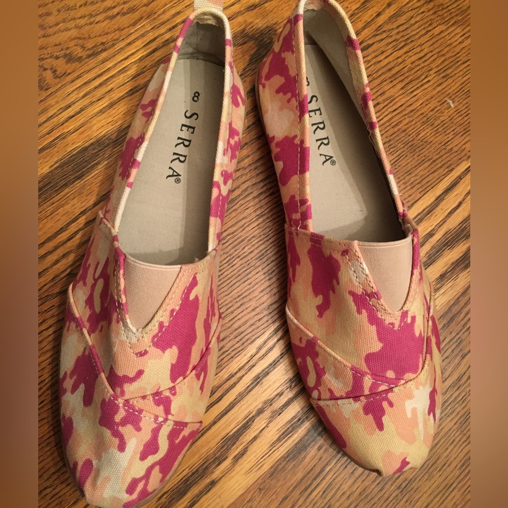 SERRA RUX sz8, pink/raspberry/tan camouflage print flats. New. Builtin stretch V - Picture 1 of 5